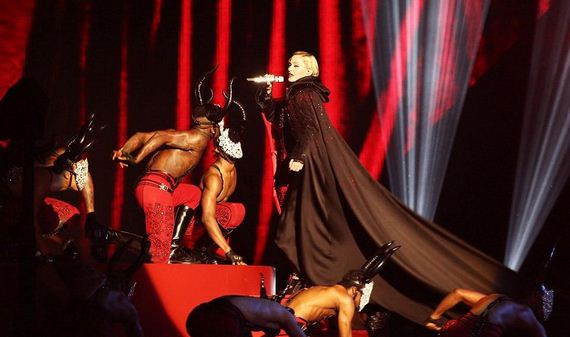 A pillanat, amikor Madonna, 56, HÁTUL leesik egy lépcsősoron, miután táncosok húzták a BRIT Awards díjátadón